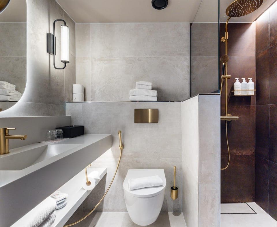 Shower, Toilet