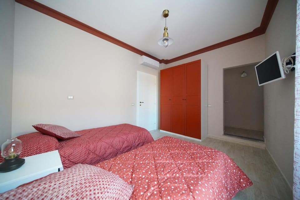 Bed, TV and multimedia, Photo of the whole room, Bedroom