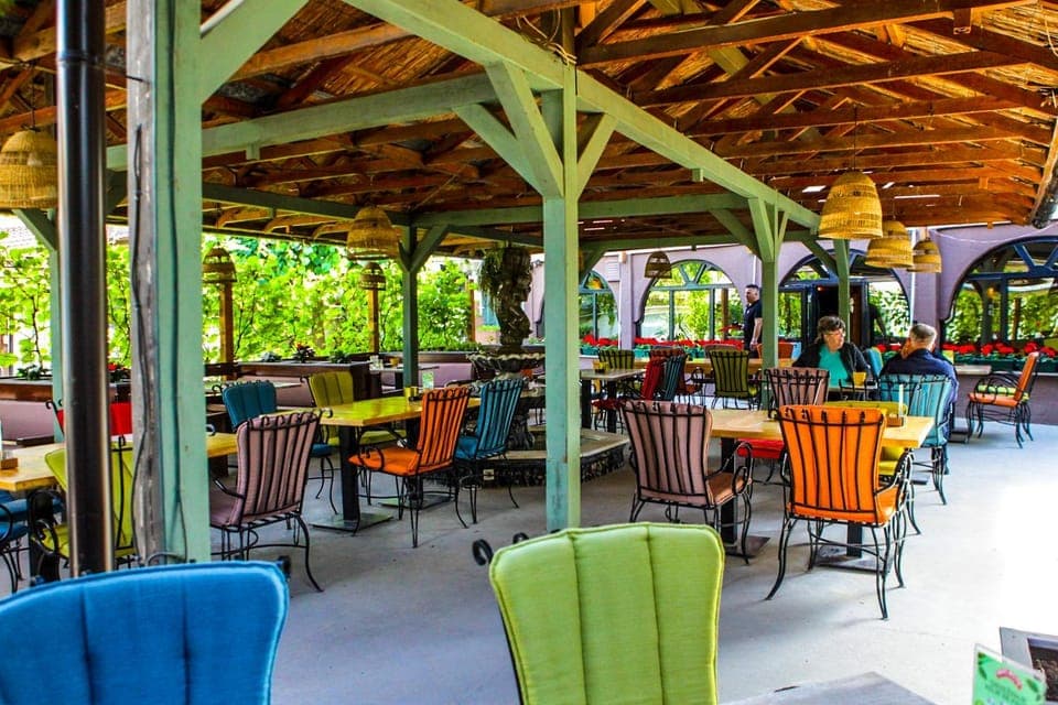 Restaurant/places to eat, Garden, Lounge or bar