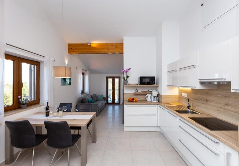 Kitchen or kitchenette, Dining area, Communal kitchen