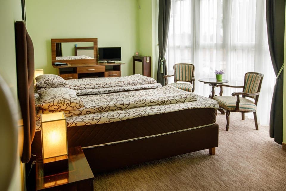 TV and multimedia, Seating area, Bedroom