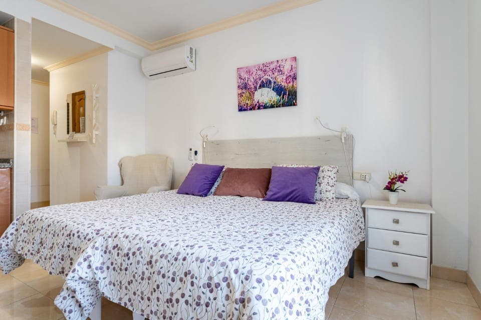 Bed, Living room, Photo of the whole room, Bedroom, air conditioner