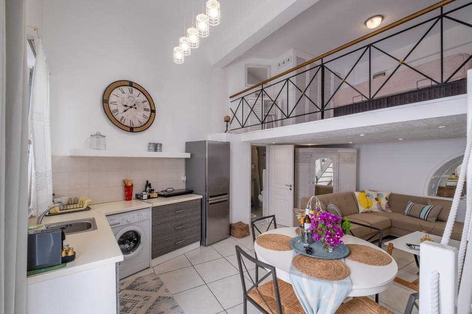 Kitchen or kitchenette, Living room, Seating area, Dining area