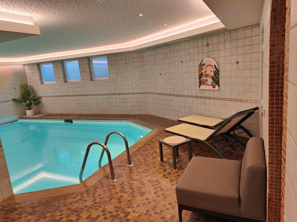 Swimming pool, Swimming pool