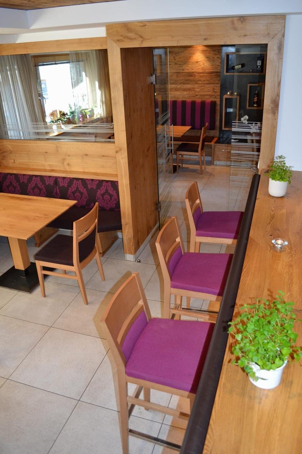 Restaurant/places to eat, Lounge or bar