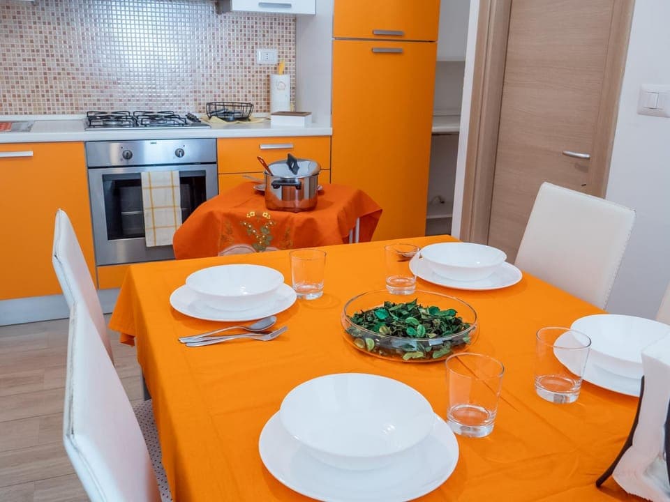 Kitchen or kitchenette, Dining area