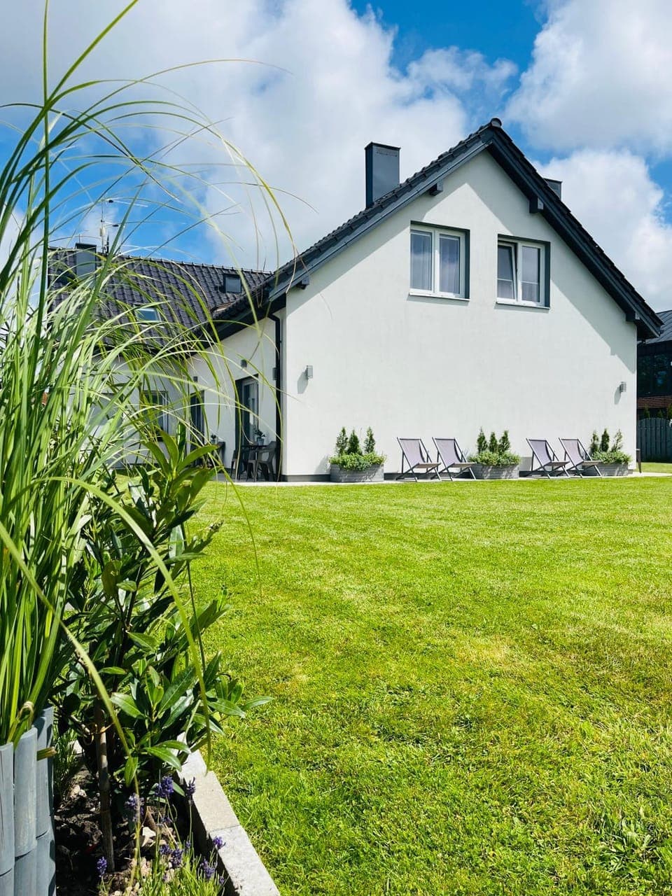 Property building, Spring, Day, Natural landscape, Garden, Garden view, sunbed