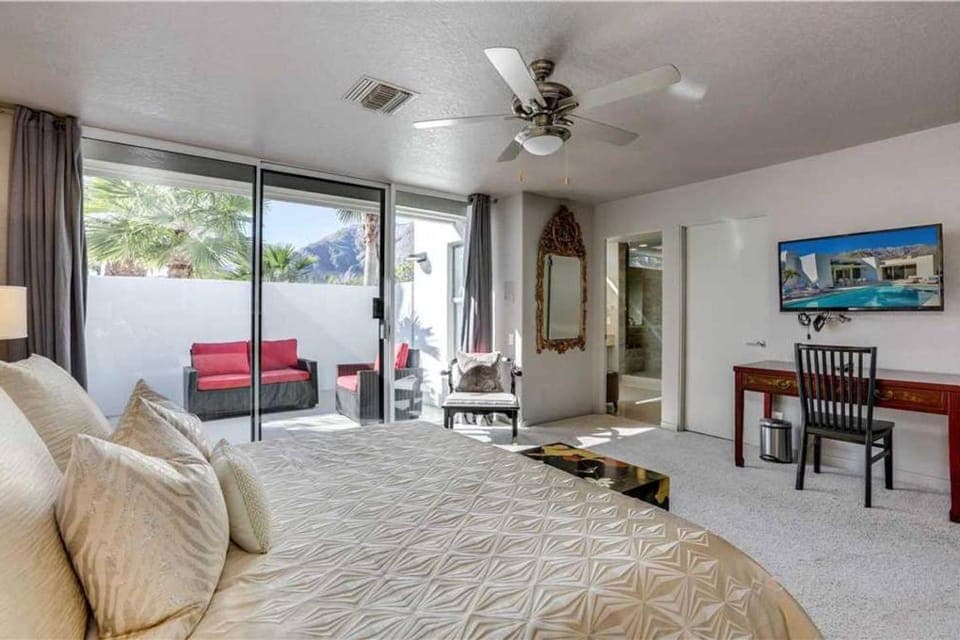 Bed, TV and multimedia, Photo of the whole room, Seating area, Bedroom, fireplace