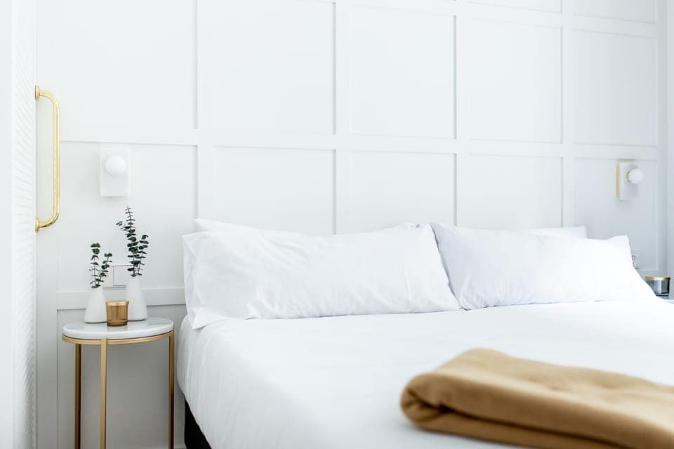 Bed, Photo of the whole room, Decorative detail, Bedroom