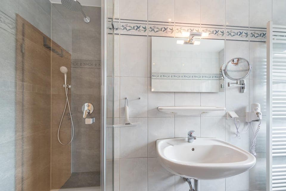 Photo of the whole room, Decorative detail