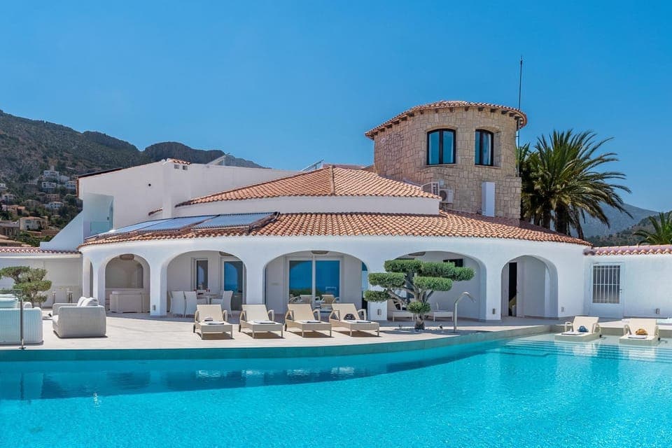 Property building, On site, Area and facilities, Swimming pool