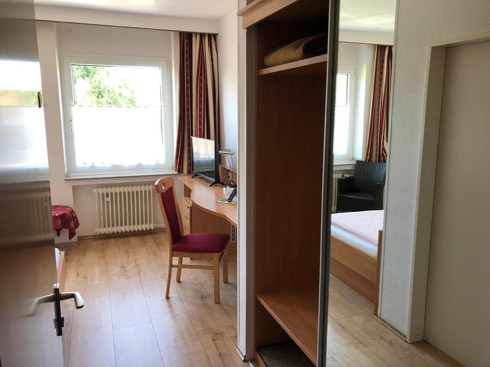 Bed, TV and multimedia, Bedroom