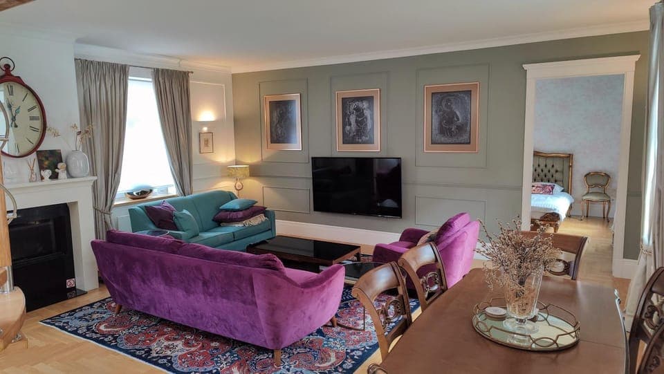 Communal lounge/ TV room, Living room, Seating area