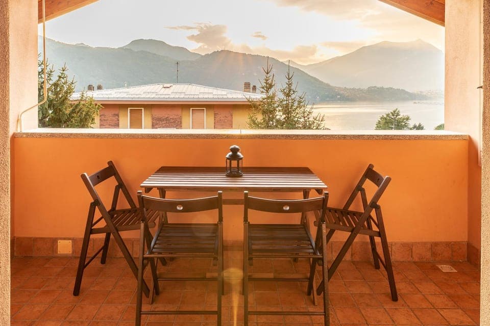 Balcony/Terrace, Decorative detail, Lake view, Mountain view