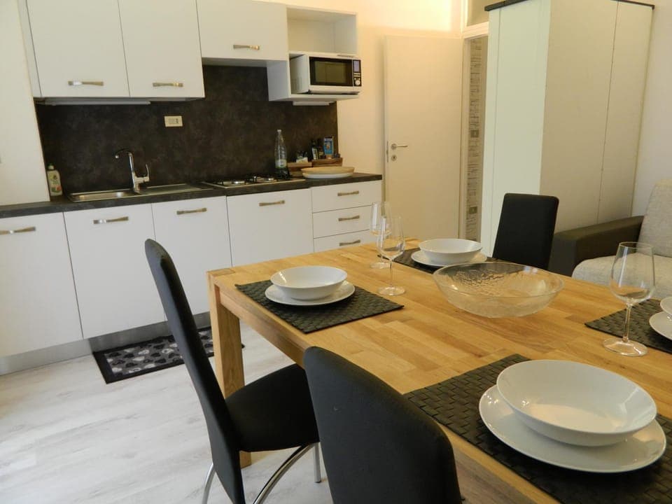 Kitchen or kitchenette, Dining area