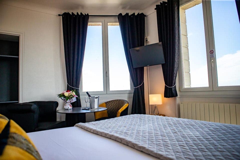 Bed, Living room, Photo of the whole room, Bedroom