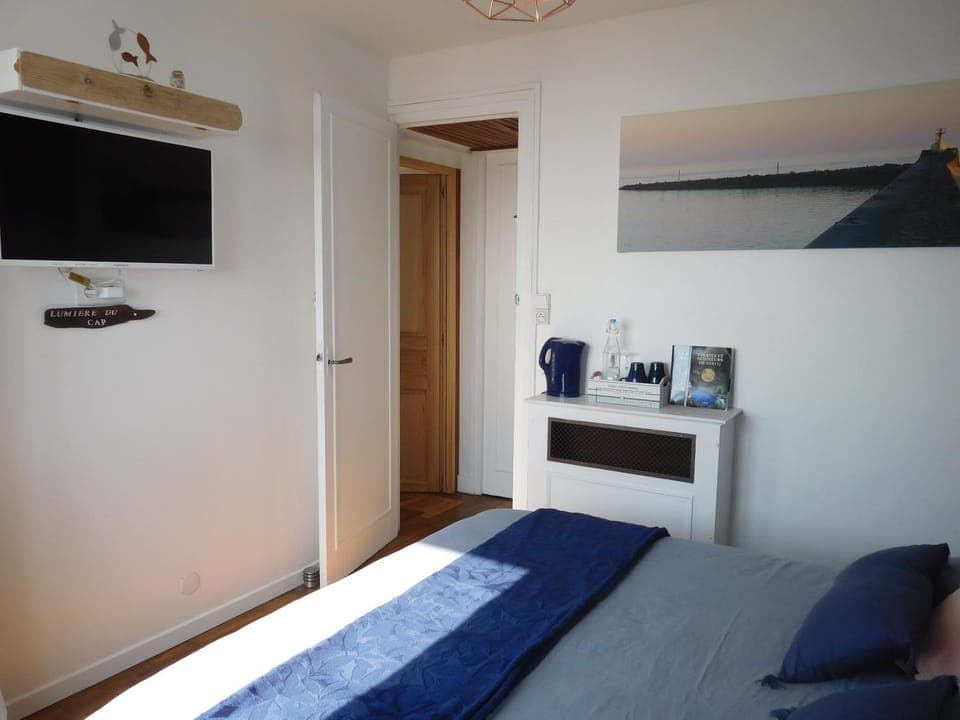 Bed, Food and drinks