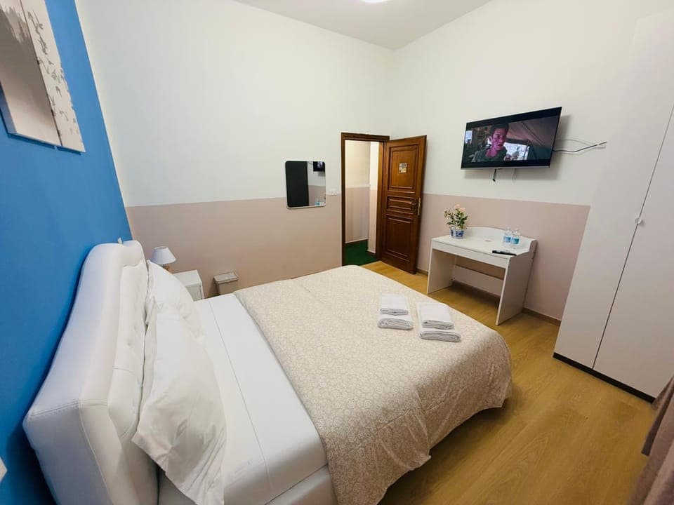 Bed, TV and multimedia, Photo of the whole room, Bedroom, minibar, towels, wardrobe