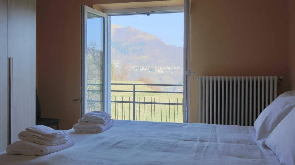 Bed, Natural landscape, Photo of the whole room, Bedroom, Mountain view, towels