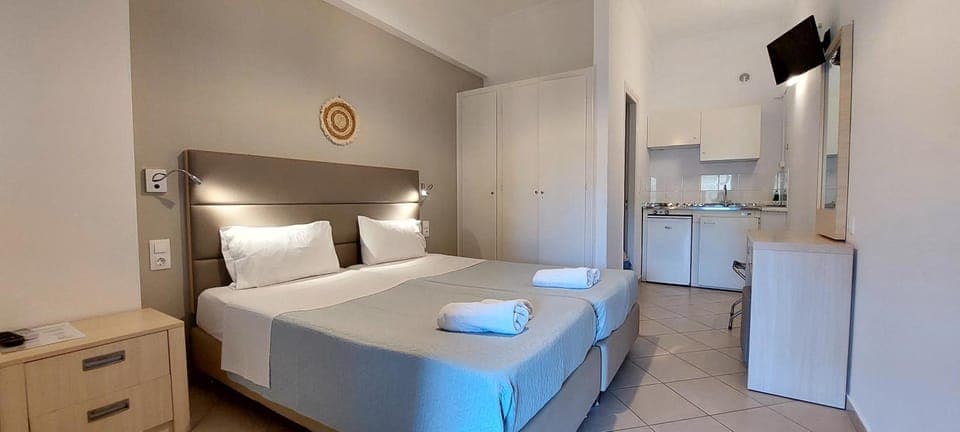 Bed, TV and multimedia, Kitchen or kitchenette, Photo of the whole room, Bedroom, wardrobe