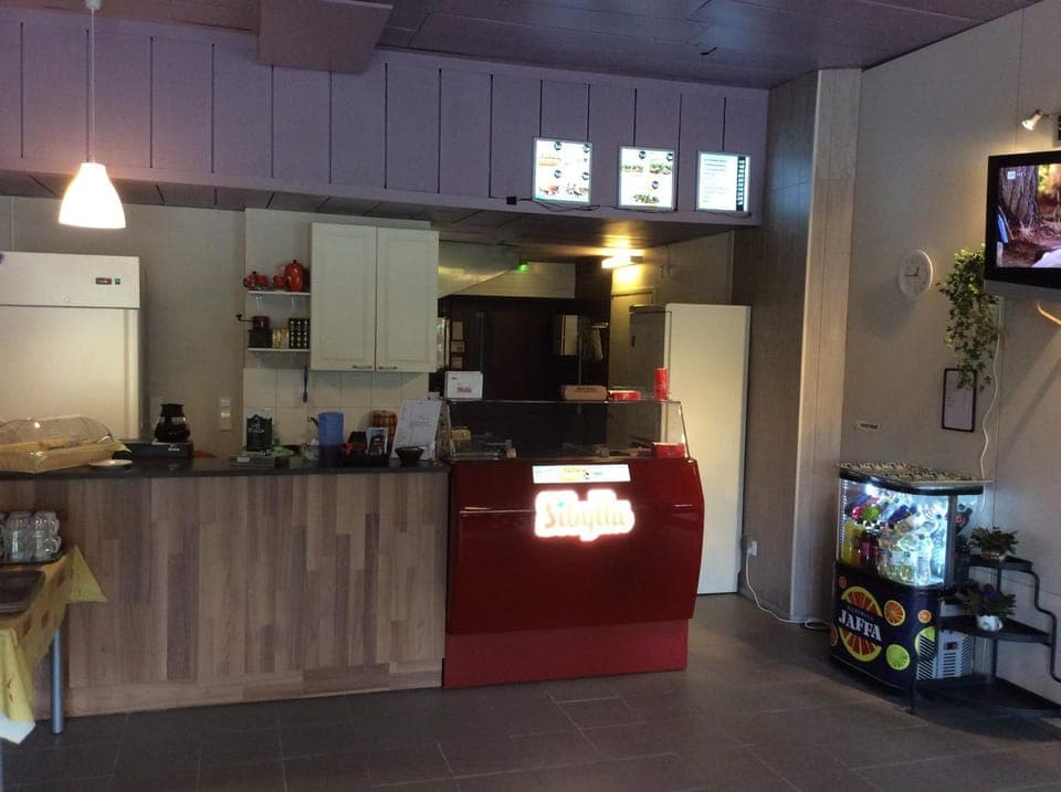 Restaurant/places to eat, Dining area