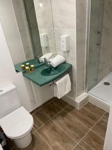 Shower, Toilet, Bathroom, towels