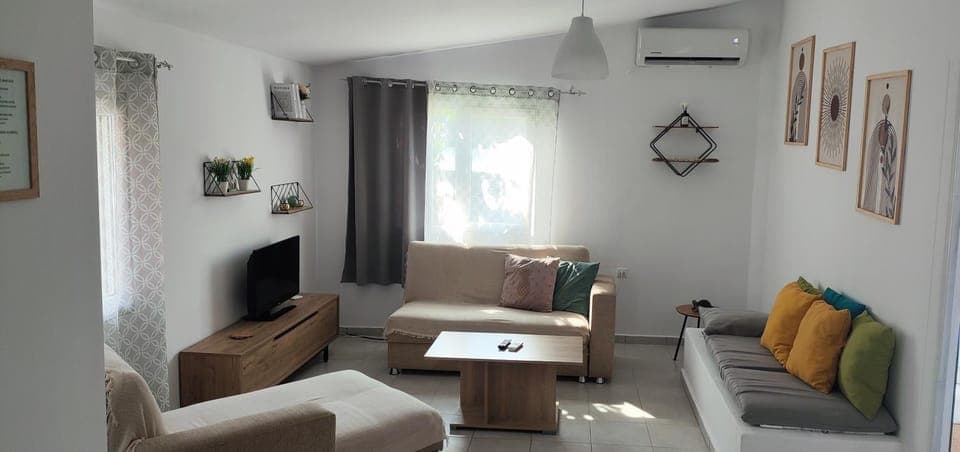 TV and multimedia, Living room, Seating area, air conditioner