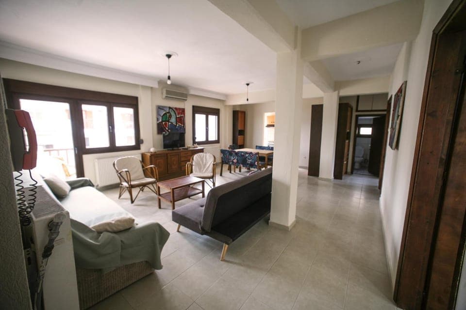 TV and multimedia, Living room, Photo of the whole room, Seating area, Dining area