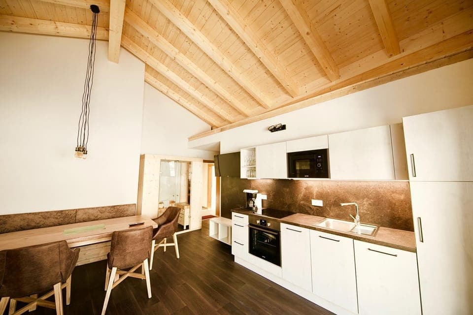 Photo of the whole room, Decorative detail