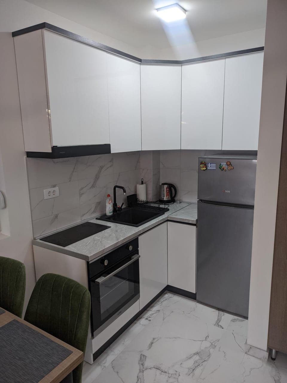 Coffee/tea facilities, Kitchen or kitchenette, oven, stove