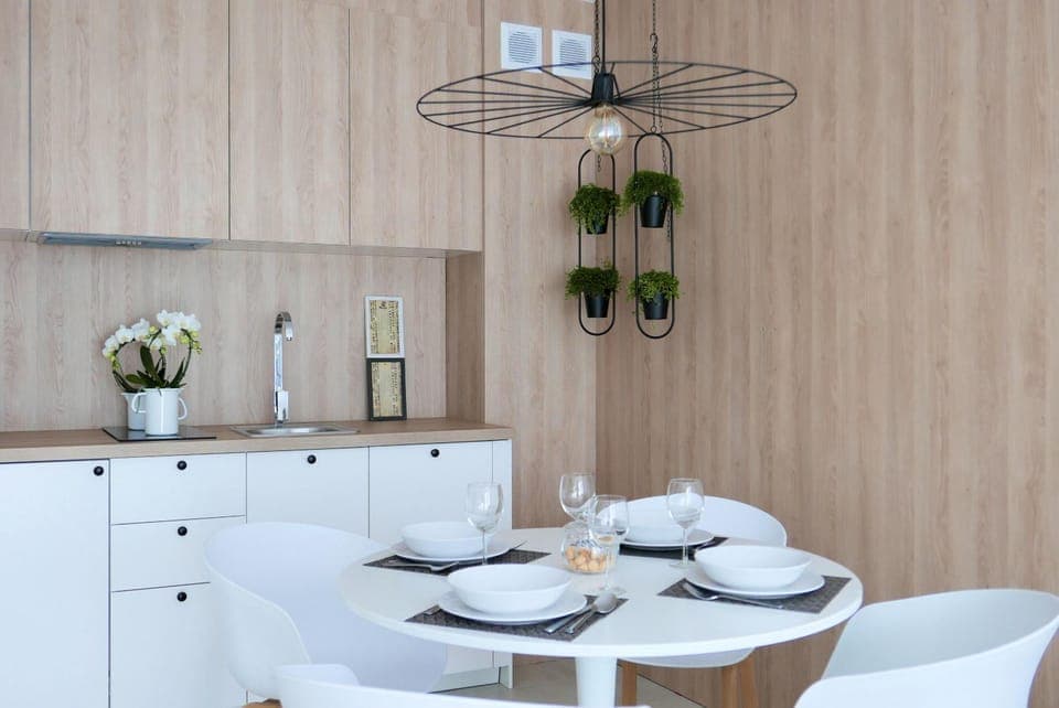 Kitchen or kitchenette, Dining area