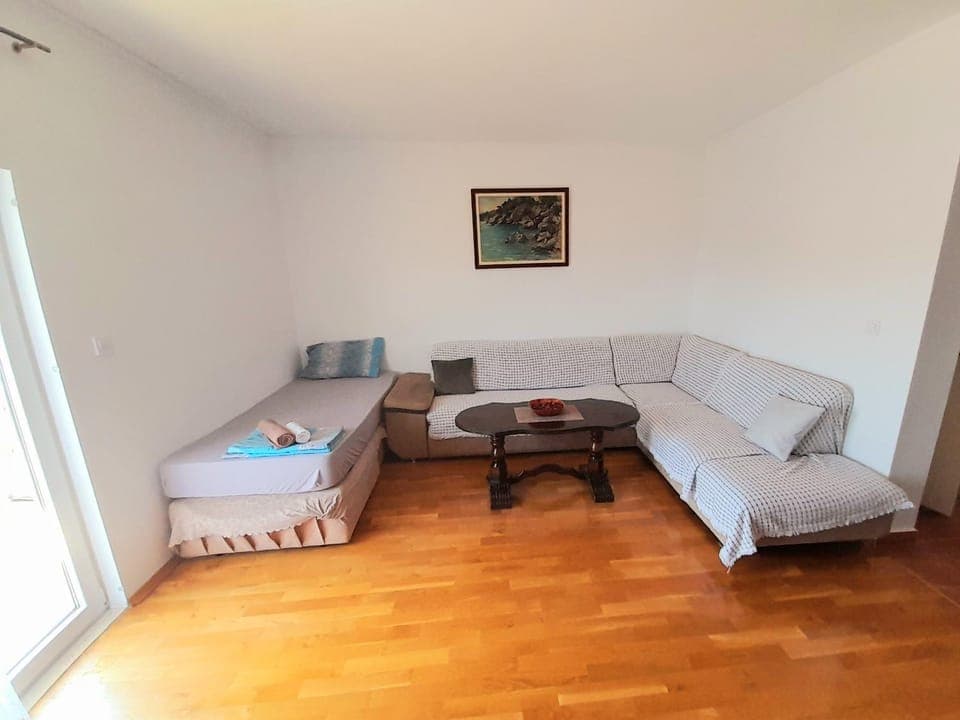 Bed, Living room, Photo of the whole room, Seating area