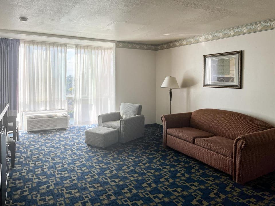 Photo of the whole room, Seating area