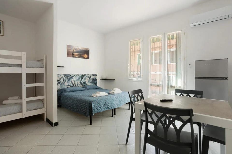 Bed, Dining area, bunk bed