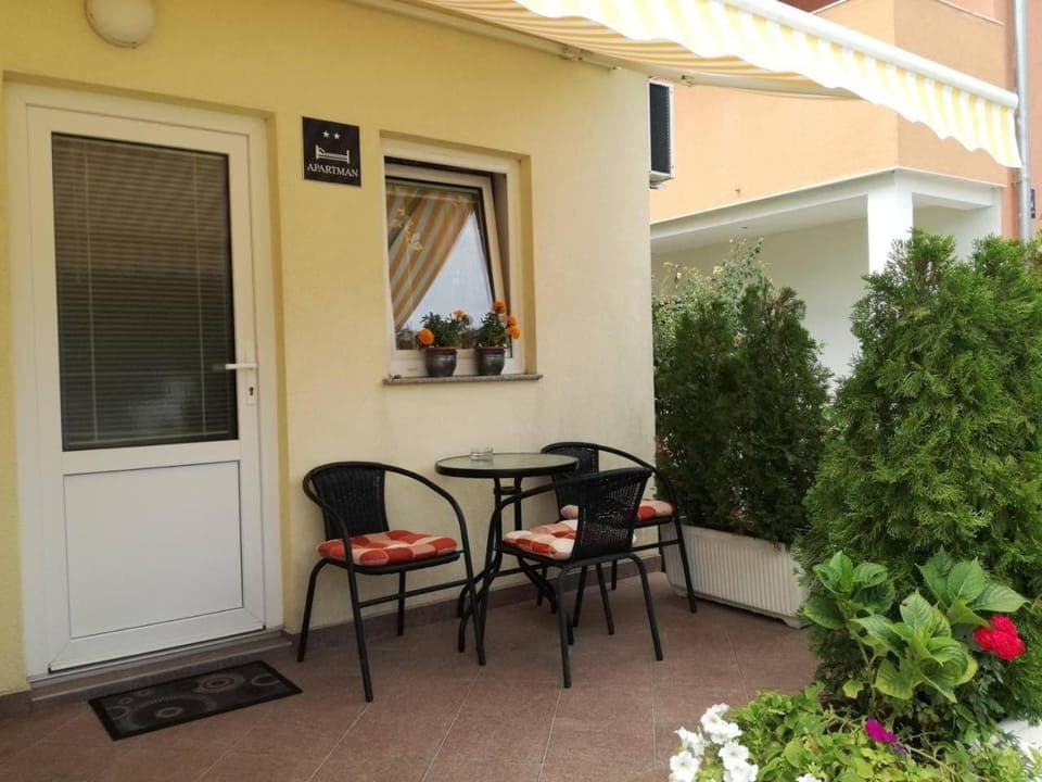 Patio, Facade/entrance