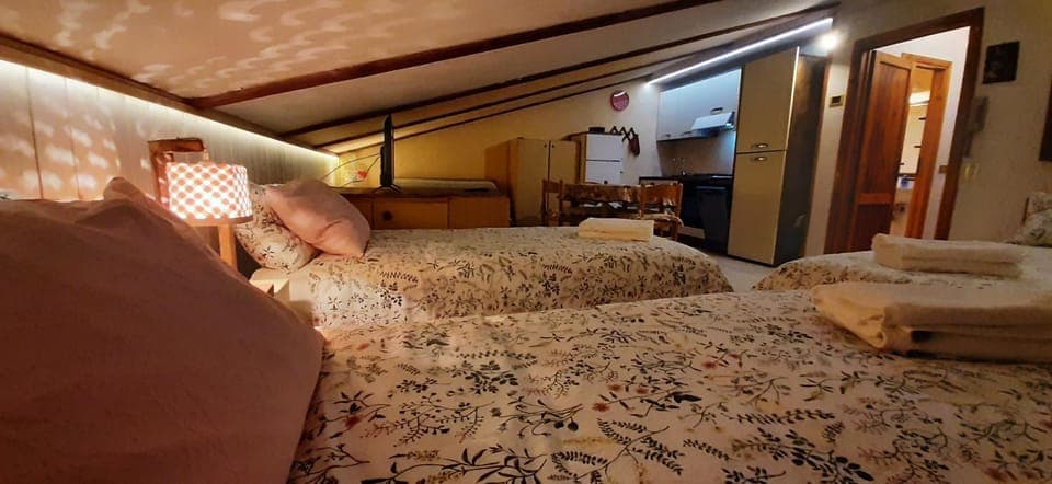 Bed, TV and multimedia, Photo of the whole room, Bedroom