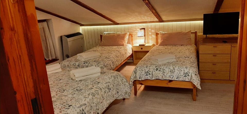 Bed, TV and multimedia, Bedroom