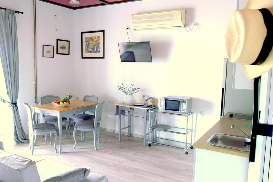 Seating area, Dining area