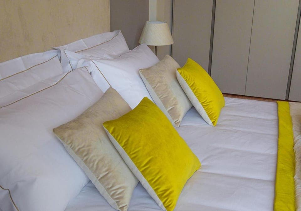 Bed, Living room, Photo of the whole room, Seating area, Bedroom