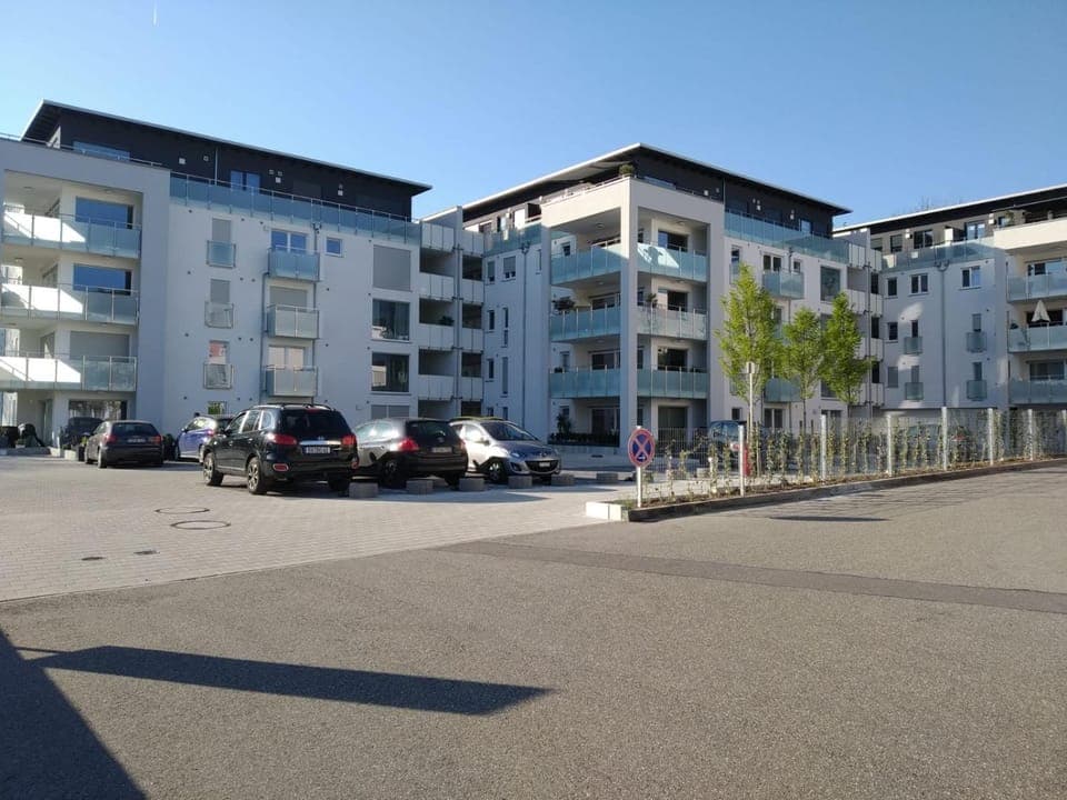 Property building, Nearby landmark, Day, Neighbourhood, Street view, Location, Parking