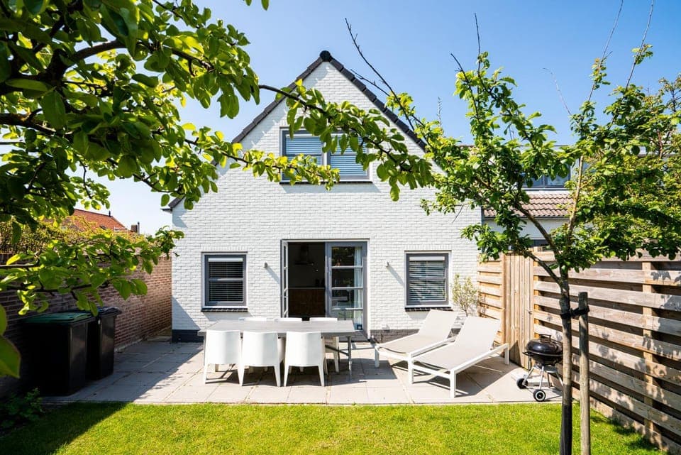 Property building, Facade/entrance, Garden, Balcony/Terrace, Garden view