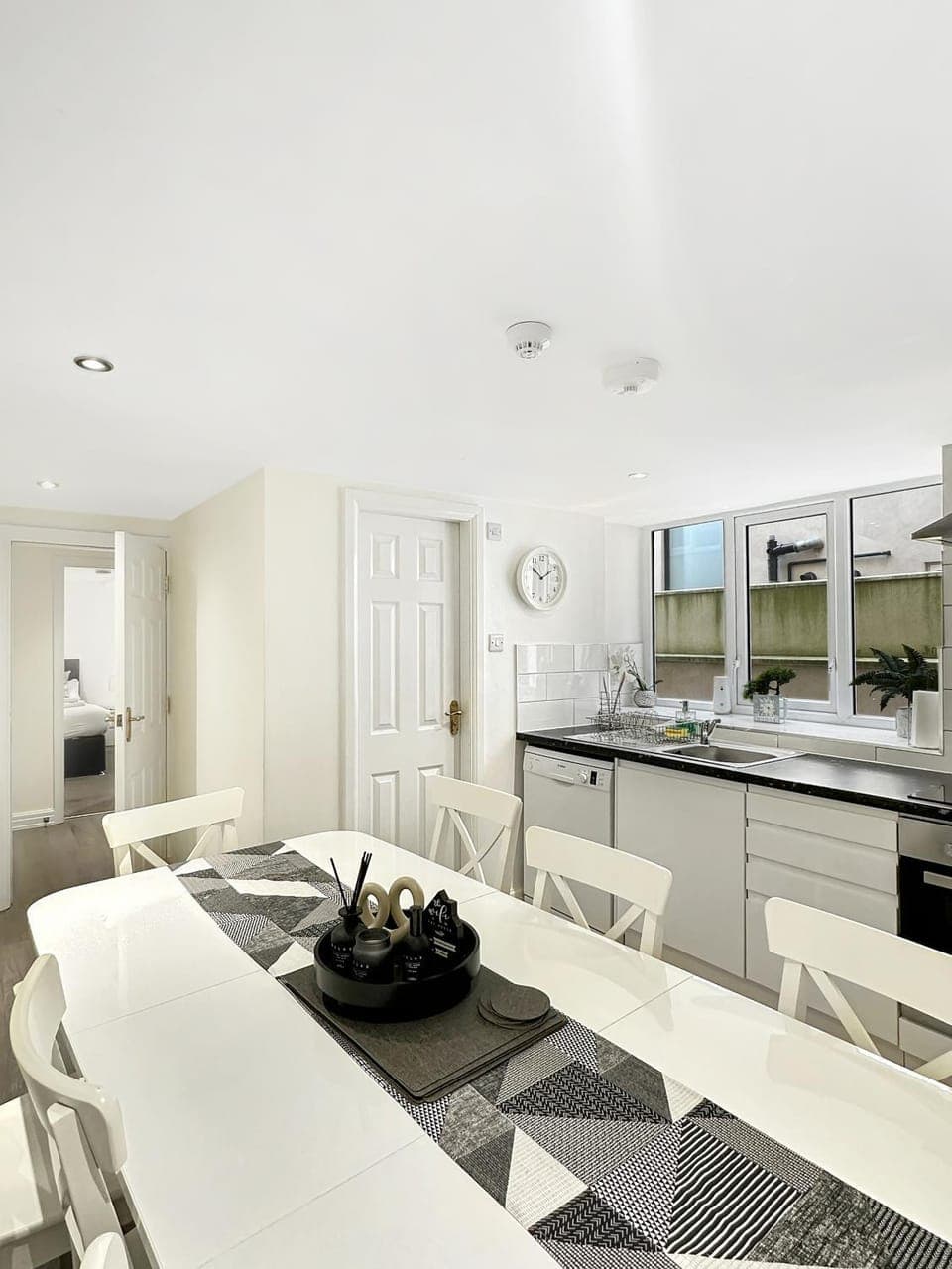 Kitchen or kitchenette, Dining area