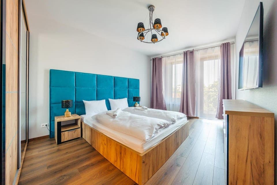 Bed, TV and multimedia, Bedroom