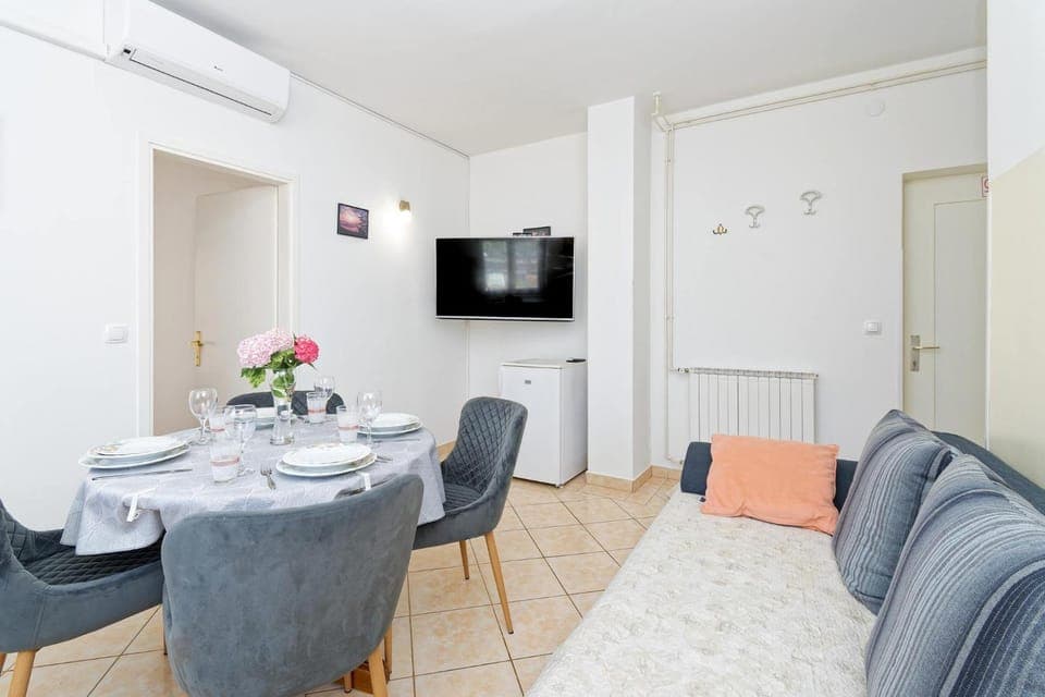 TV and multimedia, Living room, Seating area, Dining area