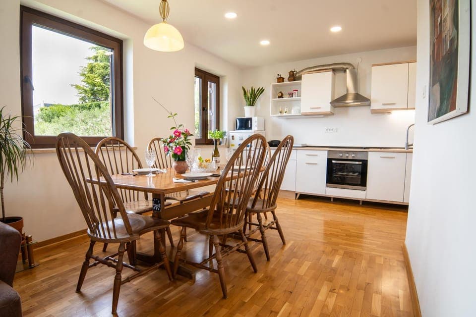 Kitchen or kitchenette, Seating area, Dining area