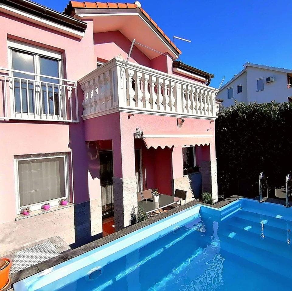 Property building, Balcony/Terrace, Swimming pool