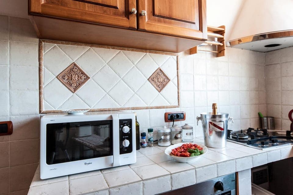 Kitchen or kitchenette, minibar