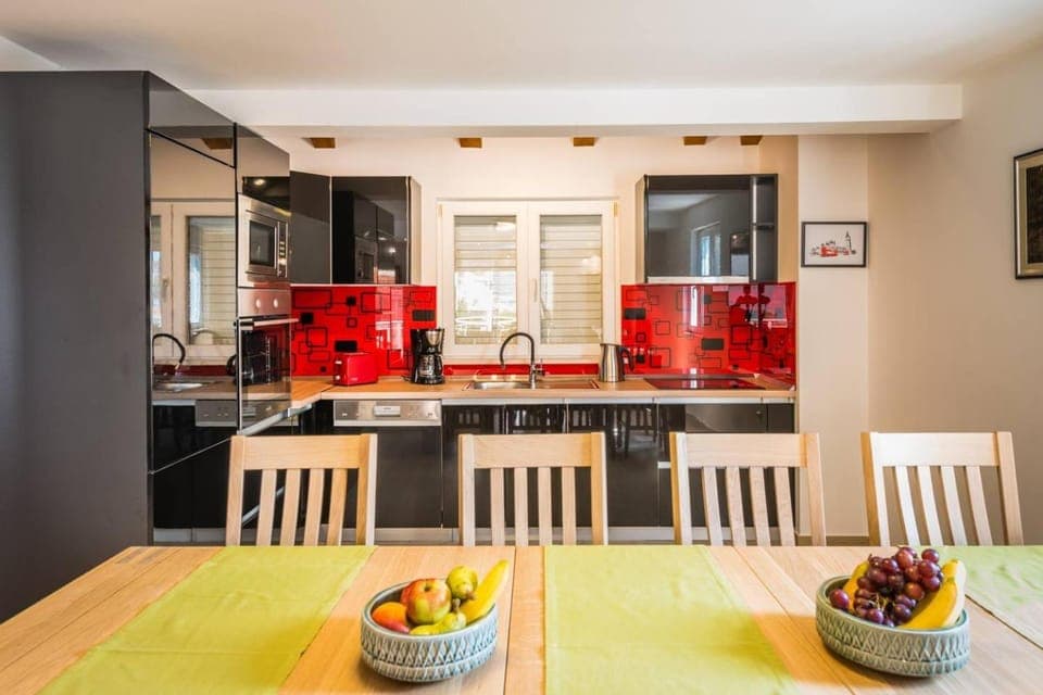 Kitchen or kitchenette, Dining area