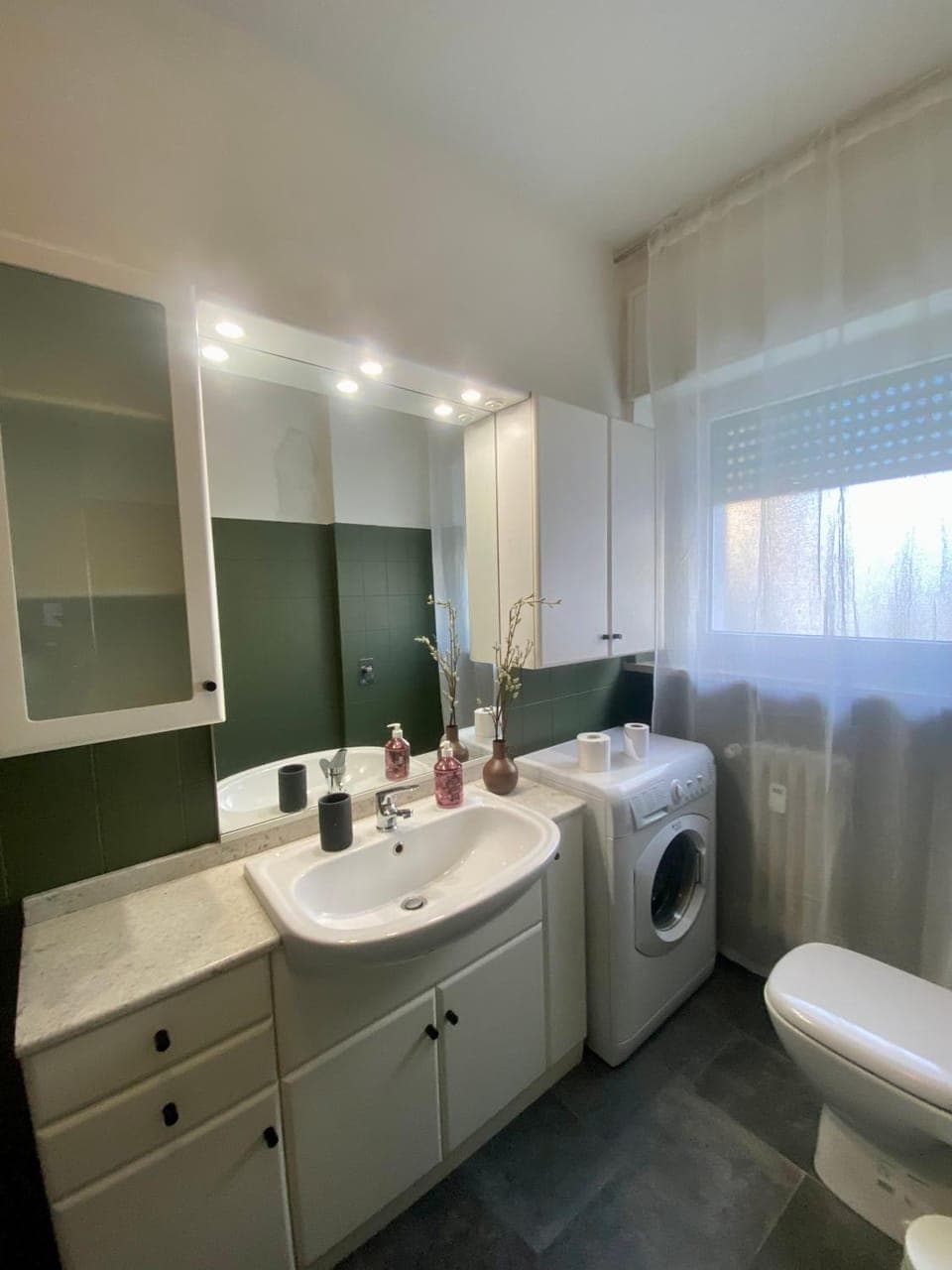 Shower, Toilet, Bathroom, towels, washing machine