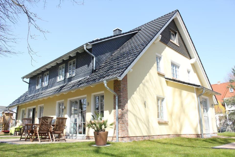 Property building, Facade/entrance, Garden
